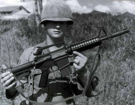 Lính Mỹ trên tay khẩu XM-177.