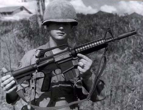 Lính Mỹ trên tay khẩu XM-177.