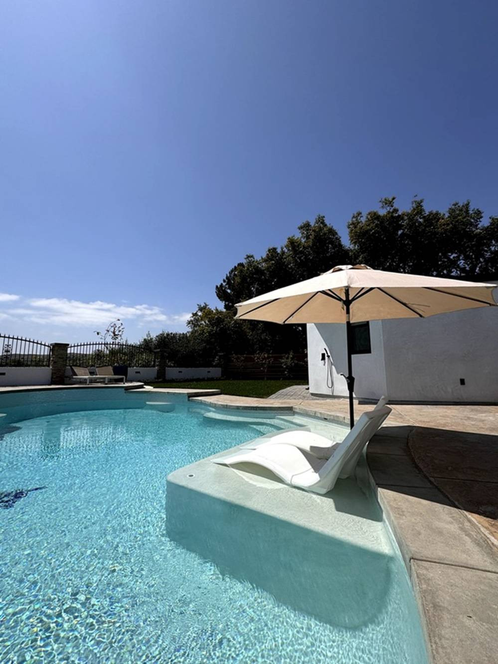 br/>Theo Ngọc Quyên, thiết kế ban đầu của ngôi nhà đã đủ tiện nghi nhưng người yêu cô muốn làm lại theo phong cách nghỉ dưỡng. Chi phí sửa hồ bơi, làm vườn, xây mới một số hạng mục... là khoảng 7 tỷ đồng.