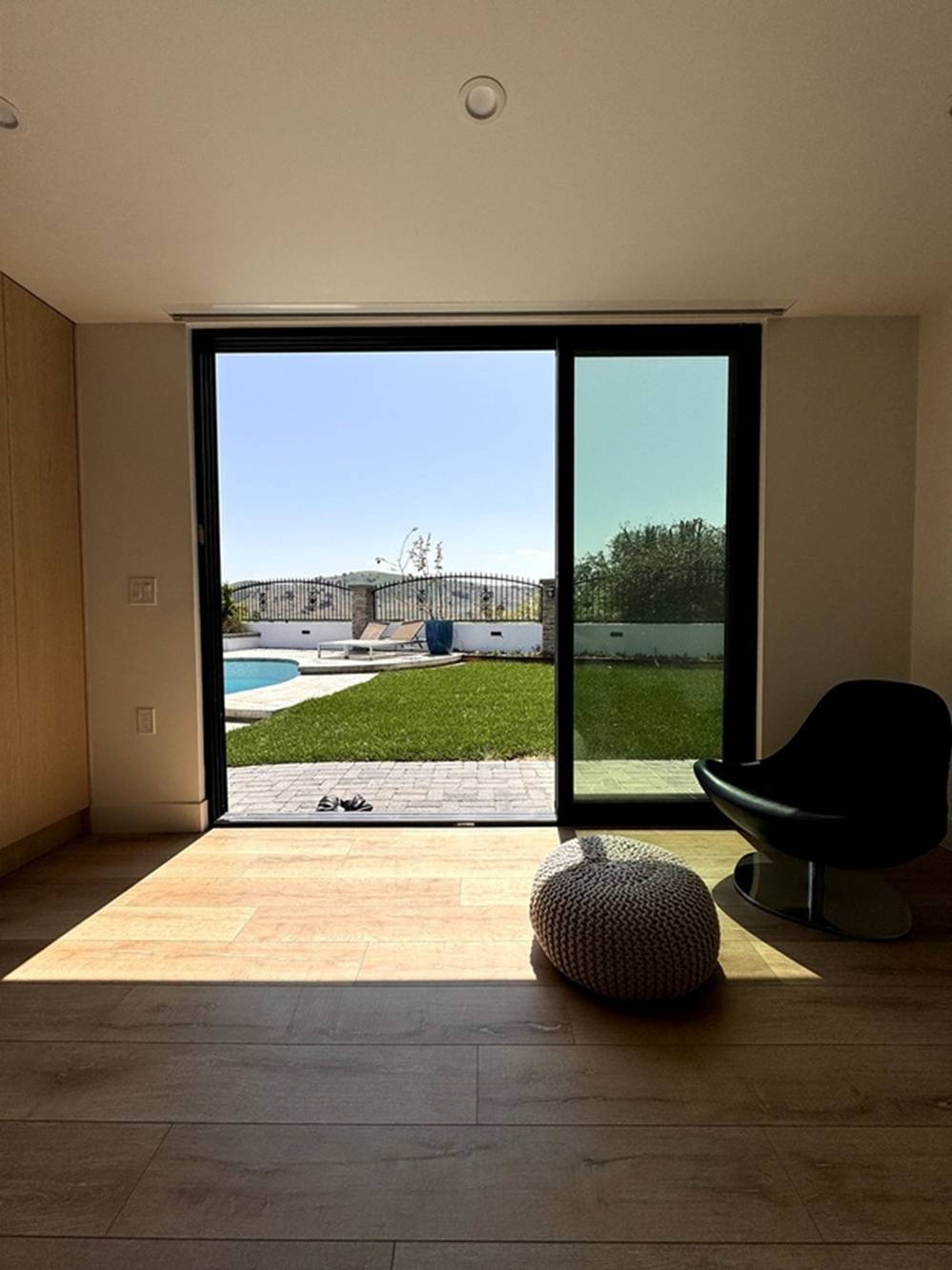 br/>Hiện nơi nghỉ dưỡng còn một số chỗ chưa hoàn thành, dự kiến xong vào tuần sau. Ngọc Quyên nói sẽ mua sắm nội thất, trồng cây và trải sỏi để mang lại trải nghiệm như đi du lịch ngay tại nhà.