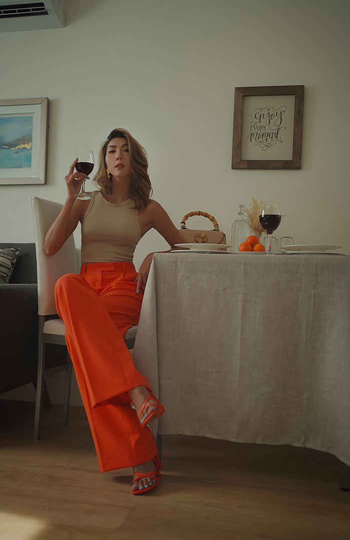 br/>Người đẹp bố trí một bàn ăn nhỏ tại phòng khách. Cô coi trọng những phút giây sum họp trong bữa ăn nên dành sự chăm chút cho không gian này.