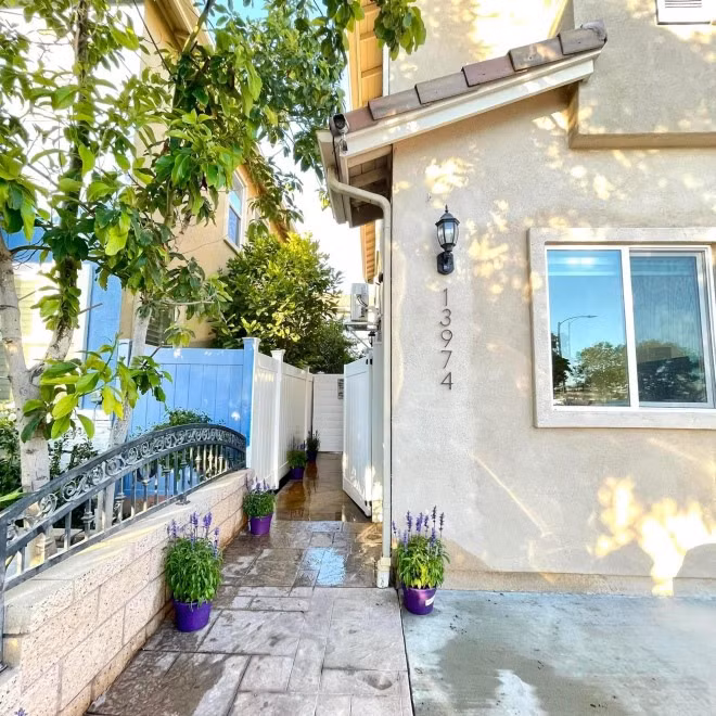 br/> Đó là một căn nhà nhỏ nhưng thơ mộng.