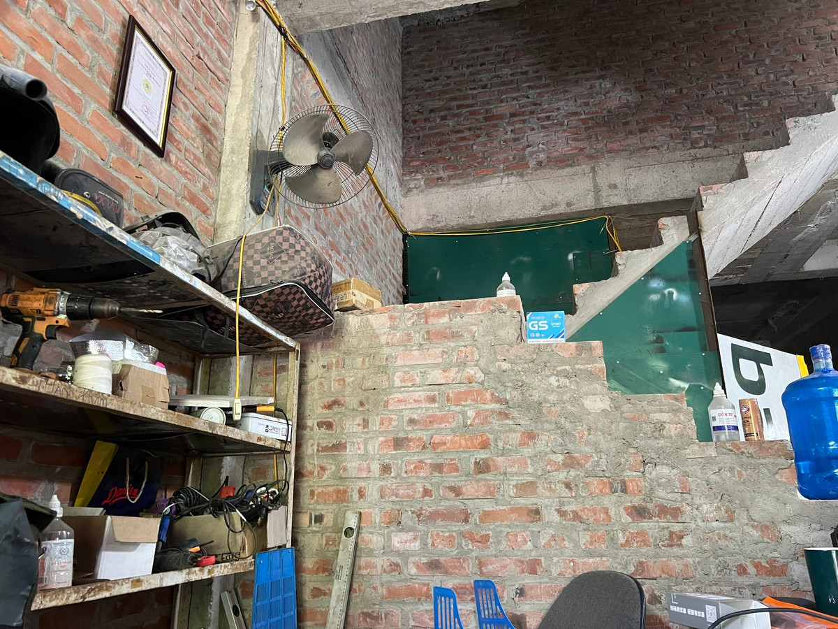 Nhieu hiem nguy trong biet thu bo hoang thanh nha tro gia re-Hinh-10