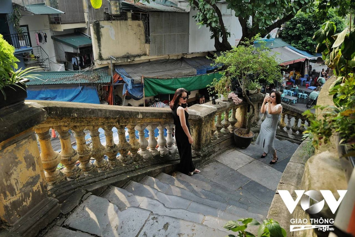 br/> Nhiều bạn trẻ cũng thích thú đến đây chụp ảnh checkin