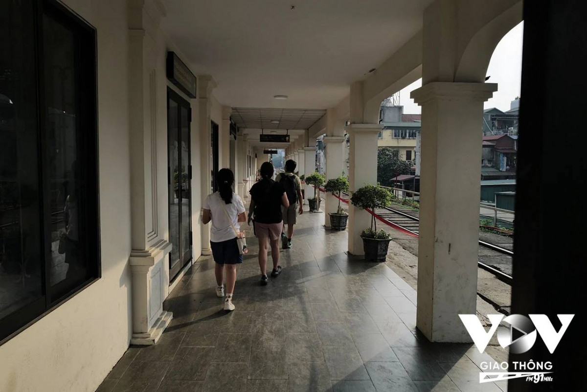 br/> Bên ngoài cũng như bên trong nhà ga được giữ gìn sạch sẽ