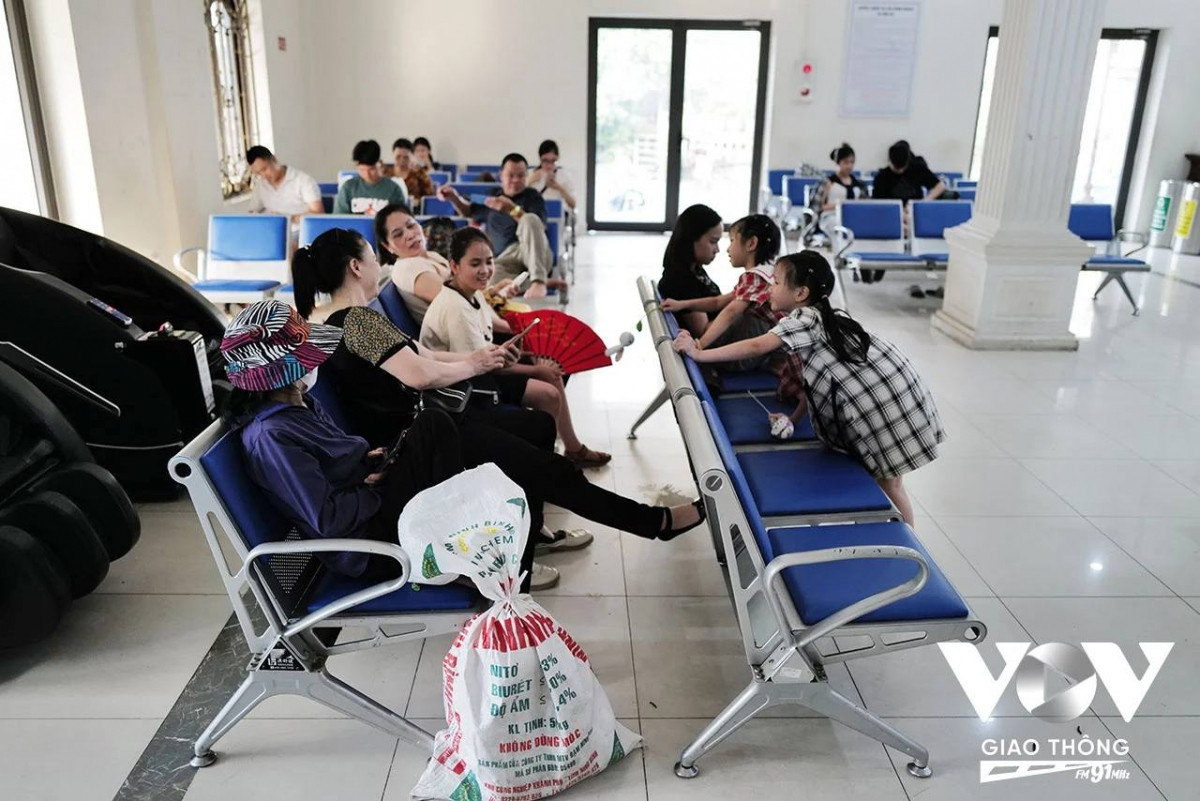 br/> Với những khách ở các tỉnh thành gần như Hải Dương, Hải Phòng... việc đi tàu vẫn là một lựa chọn khá thoải mái