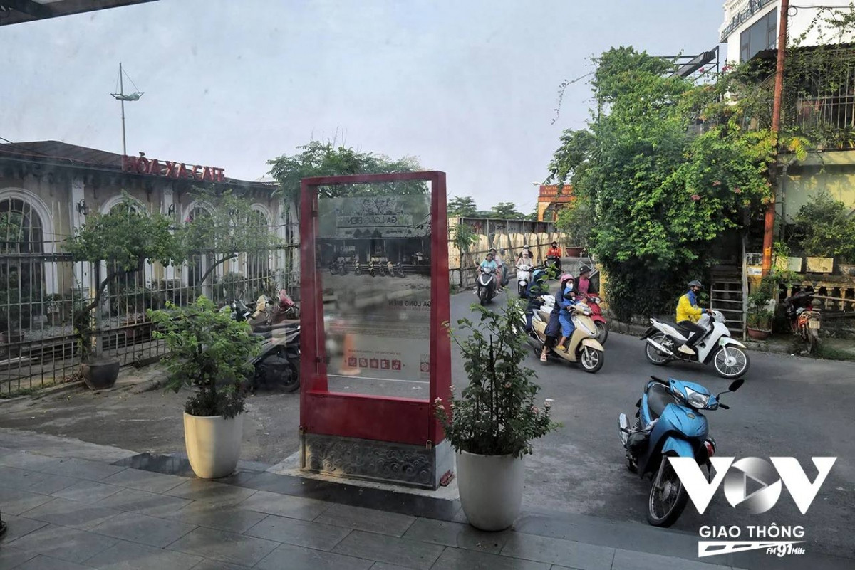 br/> Có lẽ nhận thấy nhu cầu tham quan, một trong những di tích lịch sử của Thủ đô ngày một lớn của du khách với cây cầu Long Biên và bên cạnh đó là nhà ga Long Biên nên địa điểm này đã được tu sửa để ngoài việc phục vụ khách đi tàu còn tạo thành một điểm đến thú vị cho du khách trong và ngoài nước