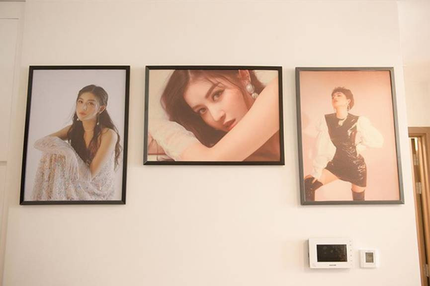 nh chân dung của Huyền My được cô treo trong phòng khách.