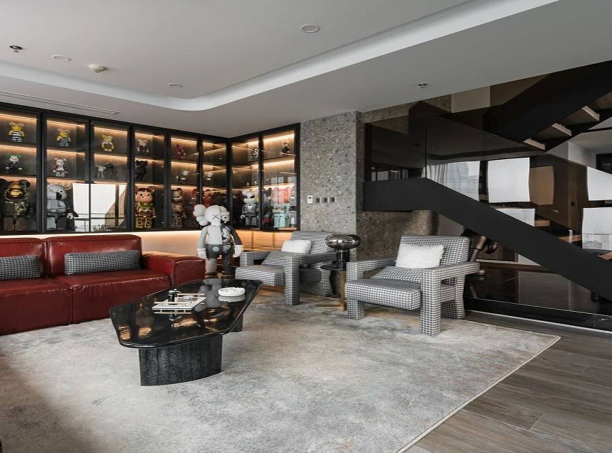 Á hậu Huyền My có tên đầy đủ là Nguyễn Trần Huyền My, sinh năm 1995 tại Hà Nội. Cô bắt đầu theo đuổi nghề người mẫu từ năm 14 tuổi và giành danh hiệu Á hậu 1 Hoa hậu Việt Nam 2014.