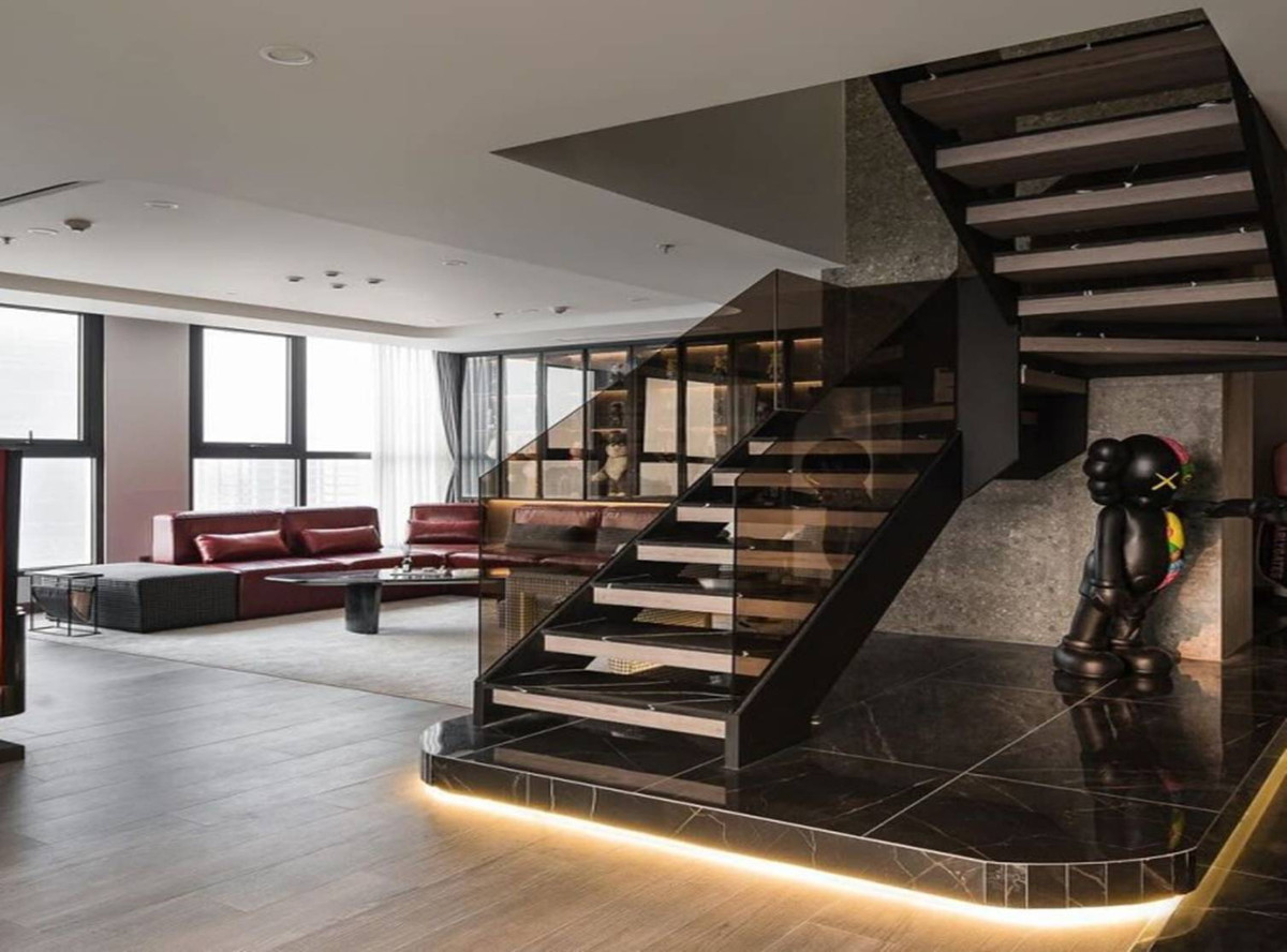 br/> Sau khi trở thành Á hậu, Huyền My tiếp tục tham gia nhiều hoạt động trong lĩnh vực giải trí như đóng phim, làm MC, tham gia gameshow,... Bên cạnh đó, Huyền My cũng phát triển công việc kinh doanh riêng nên ít tham gia hoạt động showbiz.