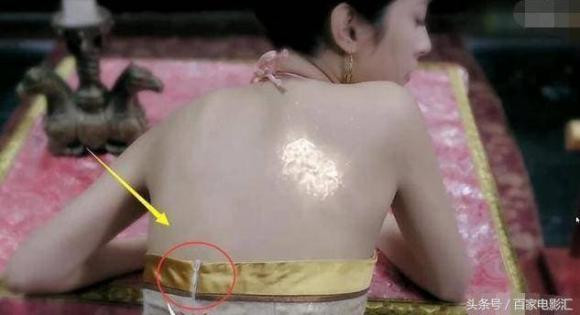 Rõ ràng đồ cổ trang trong bối cảnh thời xưa nhưng lại được điểm tô bởi chiếc khóa áo thời hiện đại khiến khán giả cảm thấy nhức mắt.