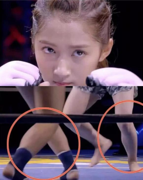 "Chân ải chân ai": Hình ảnh cô nàng Quan Hiểu Đồng với làn da trắng hồng không tì vết từ bộ phim "Cú đấm ngọt ngào" lại mang đôi chân cùi bắp và đen đúa thì quả thật quá dìm hàng nhau rồi.