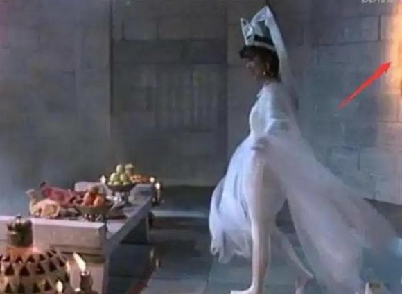 Nàng Đát Kỷ hiện đại nhất trên màn ảnh khi mang tất liền quần như thế này!