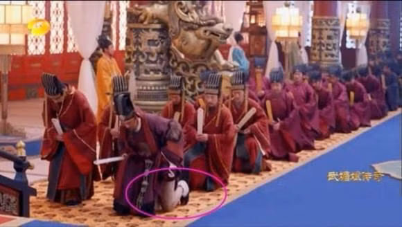 Trong một cảnh quay của bộ phim "Võ Mị Nương Truyền Kỳ", nhân vật Trưởng Tôn Vô Kỵ đã... quên mặc quần khi thiết triều.