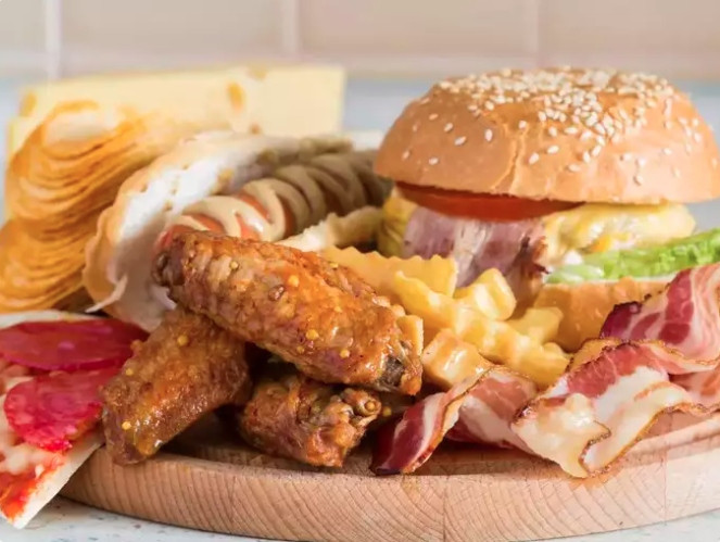  Chất béo chuyển hóa: Chất béo chuyển hóa, thường được tìm thấy trong bơ thực vật, đồ nướng đóng gói và thực phẩm chiên sẽ làm tăng tình trạng viêm và căng thẳng oxy hóa trong não. Khi sử dụng chúng lâu dài có liên quan đến nguy cơ mắc bệnh Alzheimer và suy giảm nhận thức cao hơn. Để có chất béo lành mạnh hơn, hãy bổ sung ăn nhiều bơ, các loại hạt và dầu ô liu. Những chất béo này hỗ trợ sức khỏe não bộ bằng cách giảm viêm và cung cấp các axit béo thiết yếu.