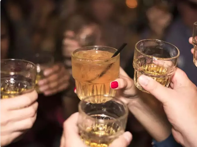  Rượu bia: Sử dụng bia rượu quá mức dẫn đến co rút não, rối loạn chức năng dẫn truyền thần kinh và suy giảm nhận thức. Uống rượu mãn tính làm tăng nguy cơ phát triển chứng mất trí nhớ và các tình trạng thần kinh khác. Vì thế cần hạn chế sử dụng bia rượu và nên chọn đồ uống như trà thảo mộc, đây là lựa chọn giúp sảng khoái và hỗ trợ hydrat hóa mà không ảnh hưởng tiêu cực đến sức khỏe não bộ.