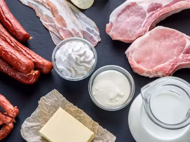  Chất béo bão hòa: Ăn nhiều chất béo bão hòa (trong thịt đỏ, bơ) và các sản phẩm từ sữa đầy đủ chất béo, có liên quan đến tình trạng viêm và nguy cơ phát triển suy giảm nhận thức. Thay vào đó, hãy lựa chọn các loại protein nạc như cá, thịt gà và các loại protein có nguồn gốc thực vật như đậu và đậu lăng. Những lựa chọn này cung cấp các chất dinh dưỡng thiết yếu mà không có hàm lượng chất béo bão hòa cao.