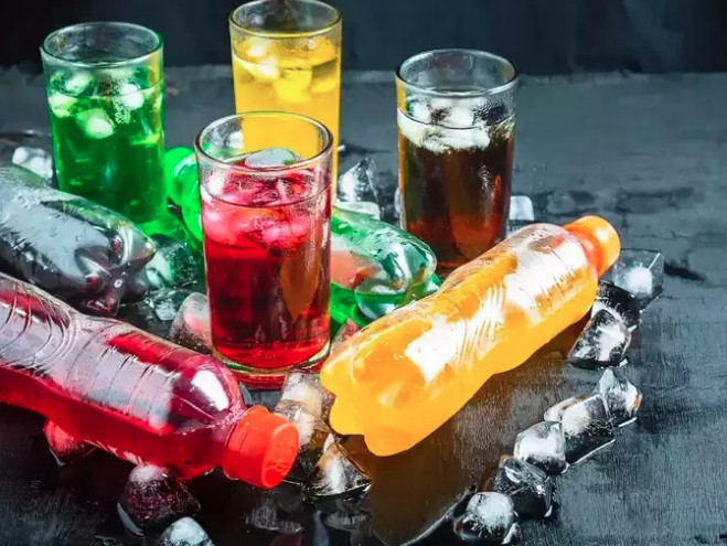  Đồ uống có đường: Đồ uống có đường, chẳng hạn như soda, nước tăng lực và một số loại nước ép trái cây có chứa nhiều đường fructose. Sử dụng quá nhiều fructose dẫn đến kháng insulin, viêm và suy giảm chức năng não. Thay vào đó, hãy chọn loại nước có hương vị tự nhiên như chanh, dưa chuột hoặc bạc hà. Trà thảo dược và nước dừa cũng là những lựa chọn tuyệt vời giúp cung cấp nước mà không cần thêm đường.