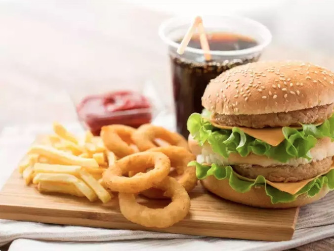  Thực phẩm chế biến cao: Thực phẩm chế biến sẵn như khoai tây chiên, mì ăn liền và thức ăn nhanh thường chứa hàm lượng đường cao, chất béo không lành mạnh và chất phụ gia. Những thứ này làm gián đoạn chức năng não và làm tăng nguy cơ mắc các vấn đề về sức khỏe tâm thần. Do đó bạn hãy tập trung vào thực phẩm nguyên chất, chưa qua chế biến. Đó là trái cây tươi, rau, protein nạc và ngũ cốc nguyên hạt hỗ trợ sức khỏe tổng thể và cung cấp các chất dinh dưỡng mà não bạn cần để hoạt động tối ưu.