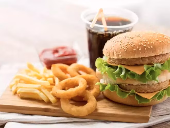  Thực phẩm chế biến cao: Thực phẩm chế biến sẵn như khoai tây chiên, mì ăn liền và thức ăn nhanh thường chứa hàm lượng đường cao, chất béo không lành mạnh và chất phụ gia. Những thứ này làm gián đoạn chức năng não và làm tăng nguy cơ mắc các vấn đề về sức khỏe tâm thần. Do đó bạn hãy tập trung vào thực phẩm nguyên chất, chưa qua chế biến. Đó là trái cây tươi, rau, protein nạc và ngũ cốc nguyên hạt hỗ trợ sức khỏe tổng thể và cung cấp các chất dinh dưỡng mà não bạn cần để hoạt động tối ưu.