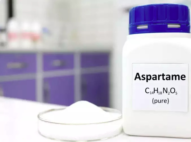  Aspartam: Đây là chất làm ngọt nhân tạo có trong nước ngọt dành cho người ăn kiêng và các sản phẩm không đường, có liên quan đến các vấn đề về hành vi và nhận thức. Một số nghiên cứu cho thấy nó có thể làm tăng căng thẳng oxy hóa trong não. Do đó bạn có thể tận dụng các lựa chọn thay thế lành mạnh bao gồm chất làm ngọt tự nhiên như stevia, trái cây và erythritol, mang lại vị ngọt mà không có tác động tiêu cực tiềm ẩn đến sức khỏe não bộ.