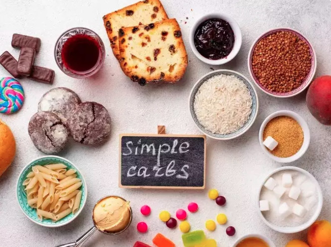  Carbohydrate tinh chế: Carbohydrate tinh chế được tìm thấy nhiều trong bánh mì trắng, bánh ngọt và thực phẩm chế biến sẵn, chúng có chỉ số đường huyết cao. Thực phẩm này khiến lượng đường trong máu tăng đột biến, làm tăng nguy cơ suy giảm nhận thức. Để có lượng carbs lành mạnh hơn, hãy chọn ngũ cốc nguyên hạt như gạo lứt, bánh mì nguyên hạt… Những thực phẩm này có chỉ số đường huyết thấp hơn và cung cấp năng lượng ổn định, hỗ trợ chức năng não tốt hơn.