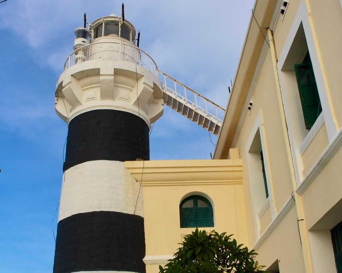 Phần tháp đèn cao 16 m, có 2 màu sơn chính là trắng và đen. Đèn của ngọn hải đăng có thể vươn xa đến 26 hải lý (khoảng 47 km).