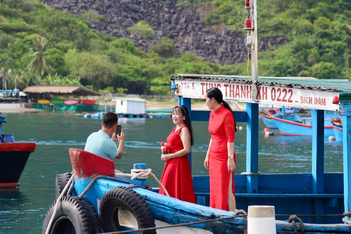 Nếu muốn đến Bích Đầm từ TP. Nha Trang, du khách phải di chuyển đến cảng dân sinh Phú Quý để bắt chuyến tàu duy nhất ra đảo Bích Đầm khởi hành vào lúc 11h và trở về vào 6h sáng hôm sau. Hoặc du khách có thể thuê tàu riêng để di chuyển theo nhu cầu. Anh Nguyễn Văn Nhân (ngư dân địa phương) cho biết: “Thỉnh thoảng khi có khách muốn tham quan hải đăng Hòn Lớn hay các địa điểm khác trên đảo, anh em ngư dân chúng tôi sẽ chở khách đi. Công việc này giúp kiếm thêm thu nhập trong thời gian đi biển khó khăn nhưng niềm vui lớn hơn là chúng tôi được giới thiệu quê hương đến mọi người”.