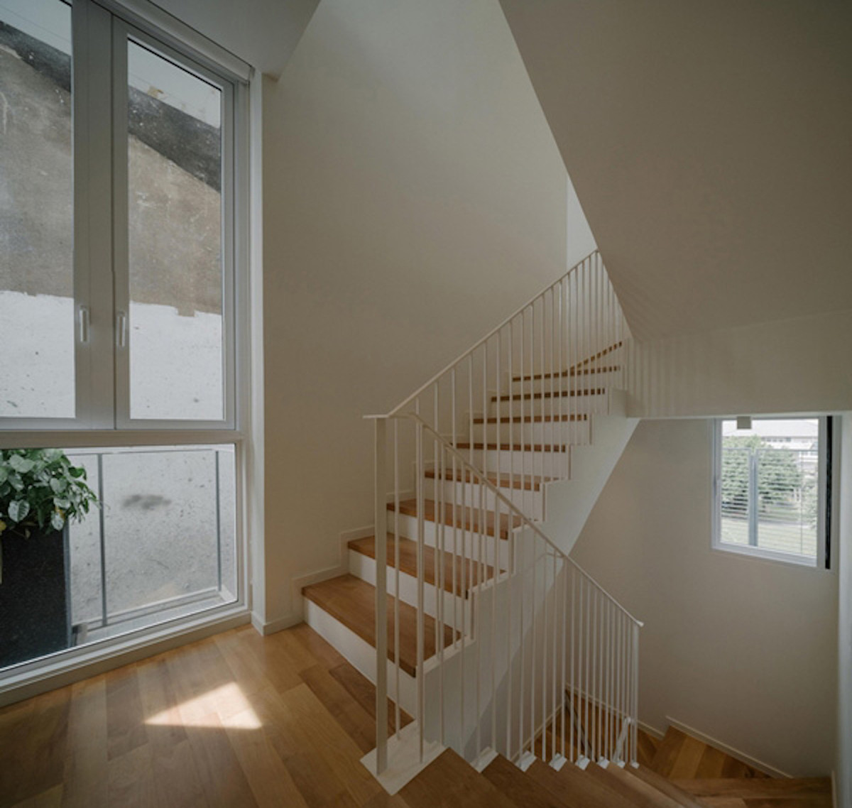 Cầu thang dẫn lên tầng 3 nơi có phòng ngủ.