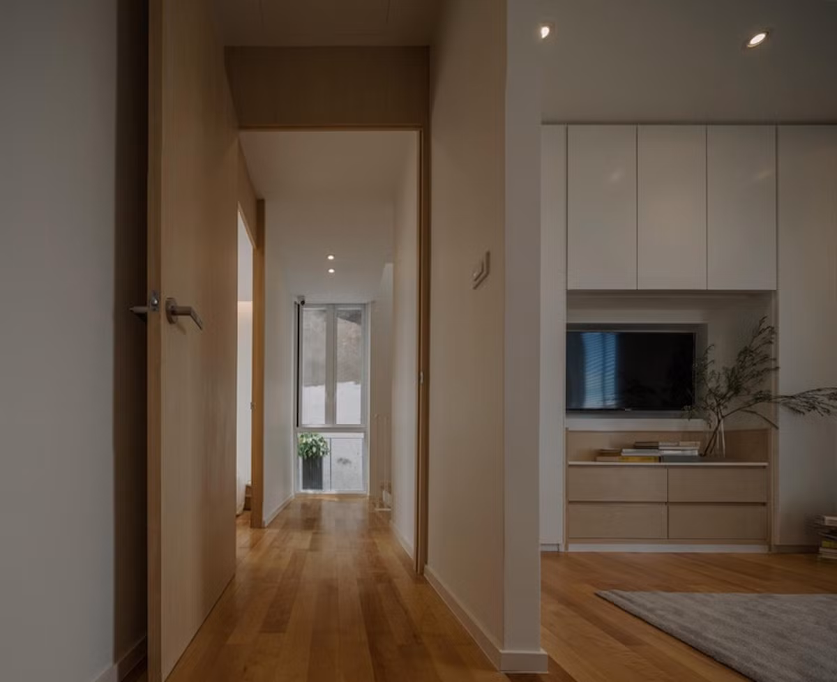 Phòng ngủ của gia đình vẫn là tông màu gỗ, trắng chủ đạo.