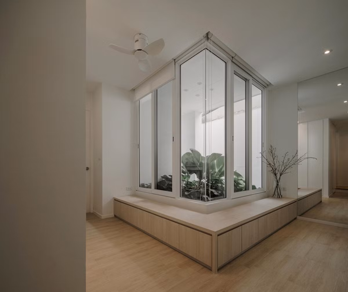 Căn nhà có 3 tầng, không xây dựng kiểu hình hộp kín mít. Gia chủ đã khéo léo bố trí các khoảng không gian cây xanh để làm mềm mại không gian, tạo sự thoáng mát.