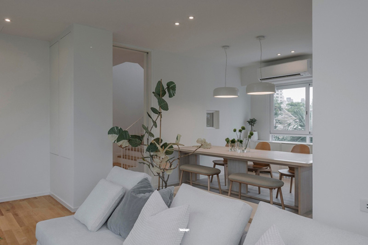 Tổng diện tích khu đất là 220m2. Thay vì xây dựng toàn bộ khu đất là các khối bê tông theo kiểu tận dụng diện tích, cách thiết kế căn nhà này thoáng ở cấu trúc. Tầng 2 là nơi đặt không gian bếp và phòng khách. Phòng bếp với cách bài trí đơn giản, ô cửa hút ánh sáng, tông màu trầm mang đến sự sang trọng.