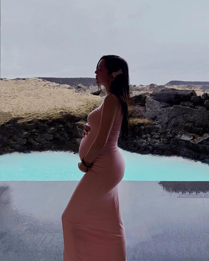 Trong thai kỳ, "nàng dâu trăm tỷ" rất chuộng trang phục thoải mái. Đôi lúc cô cũng diện những thiết kế ôm body nhưng với chất liệu vải co giản, phù hợp với phụ nữ mang thai. Trong bức ảnh này, Tuyết Nhi gây ấn tượng với hình thể siêu quyến rũ dù đang trong giai đoạn giữ thai kỳ. 3 vòng của cô đều được thể hiện khá rõ nét, thậm chí còn được đánh giá là có phần gợi cảm hơn.