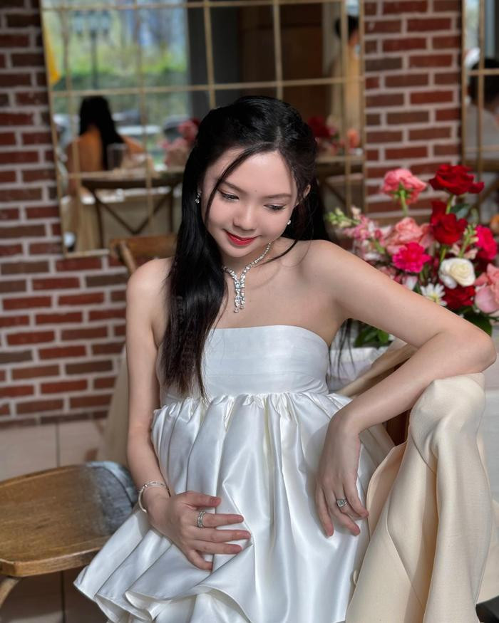 Hiện tại, "nàng dâu trăm tỷ" đang ở tháng thai kỳ thứ 6. Trên trang cá nhân, mỹ nhân gốc An Giang thường xuyên cập nhật về hành trình mang thai và nhận về lượt tương tác cao. Bên cạnh sức khỏe mẹ bầu và em bé, cư dân mạng còn dành sự quan tâm đặc biệt đến nhan sắc Tuyết Nhi. Không ít người không giấu nỗi sự ngạc nhiên, bởi cô nàng trông vẫn xinh xắn như thiếu nữ tuổi đôi mươi dù đang trong giai đoạn bầu bí.