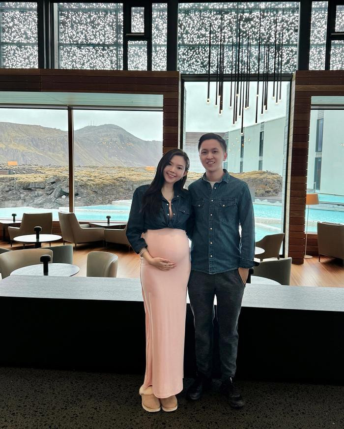 Theo tiết lộ từ phía vợ chồng Tuyết Nhi thì con đầu lòng dự kiến sẽ chào đời vào thời điểm mùa thu 2024. Trên trang cá nhân, nhiều người đã để lại lời chúc, mong cô nàng sẽ "vượt cạn" thành công và "mẹ tròn con vuông".