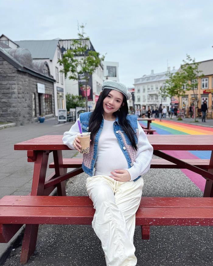 Dù đang bầu bí, gương mặt Tuyết Nhi vẫn trong rất thon gọn, thậm chí về vóc dáng cũng không thay đổi là mấy. Người đẹp 9X không tăng cân quá nhiều, ở một vài điểm như tay, chân và vai vẫn giữ được nét thon thả, thanh mảnh. Có chăng cô nàng chỉ thay đổi đôi chút ở vòng 2, song vòng eo vẫn không hề nở to như các mẹ bỉm khác.