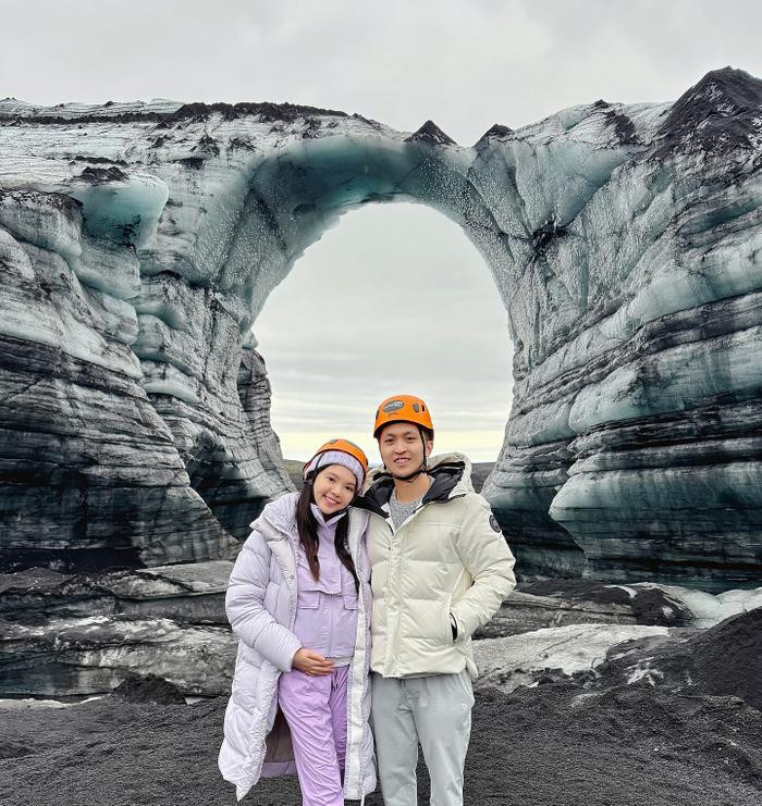 Được biết, thiếu gia Samuel Kin Lam thường dẫn vợ bầu đi du lịch khắp nơi để thay đổi không khí, giúp vợ có thai kỳ vui vẻ và thoải mái. Nhiều ý kiến nhận định, do Tuyết Nhi được chồng thiếu gia cưng chiều và yêu thương hết nấc khiến cho thai kỳ không có quá nhiều áp lực, căng thẳng, từ đó người đẹp không phải chịu cảnh xuống sắc vì chứng rối loạn lo âu khi mang thai.