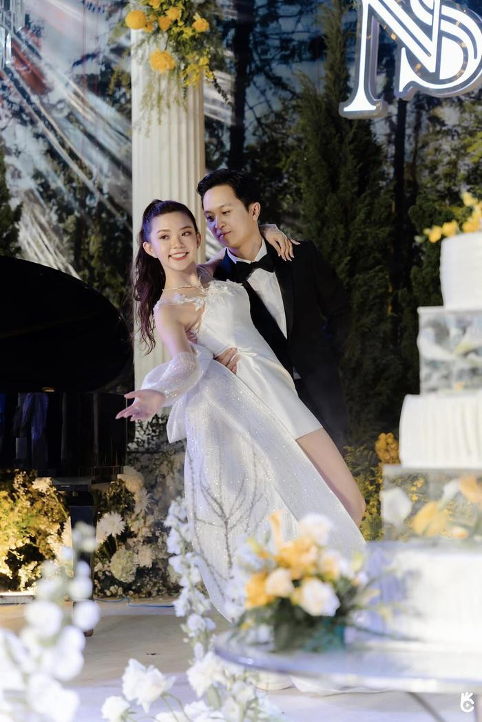 Để phô trương gia thế, Tuyết Nhi và ông xã còn tổ chức thêm đám cưới hoành tráng tại Mỹ. Thậm chí, đám cưới này còn lên hẳn tạp chí Mỹ vì không cảnh nên thơ không khác gì chuyện cổ tích. Sau hôn lễ, cả hai chọn sinh sống và làm việc tại Mỹ.