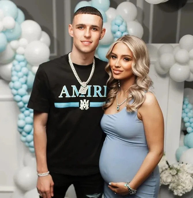 Cầu thủ tuyển Anh có con trai đầu lòng là Ronnie vào năm 2019, khi mới 19 tuổi. Năm 2021, cặp đôi đón con thứ 2 là bé gái tên True. Dù là cầu thủ nổi tiếng và thường xuyên bận rộn với lịch trình tập luyện, thi đấu dày đặc, Foden cho thấy anh luôn đặt gia đình lên trên hết.