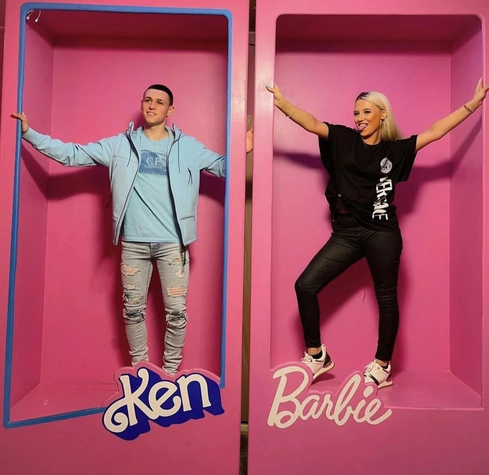 Gắn bó nhiều năm, cặp đôi cũng không tránh khỏi những lần lục đục tình cảm. Có nhiều tin đồn về việc tiền vệ 24 tuổi có thói trăng hoa, song Rebecca đã nhiều lần chấp nhận và bỏ qua.