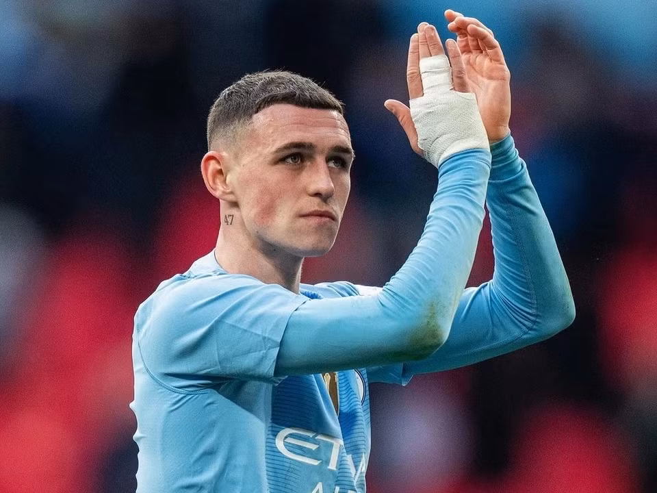 Ngay sau trận đấu với Slovenia hôm 26/6, tiền vệ Phil Foden bất ngờ rời trại huấn luyện của đội tuyển Anh tại Đức để bay về nước vì "chuyện gia đình cấp bách". Huấn luyện viên Pep Guardiola của Manchester City, đội bóng Foden đang thi đấu, cho biết cầu thủ sinh năm 2000 chuẩn bị cùng bạn gái Rebecca Cooke chào đón đứa con thứ 3.