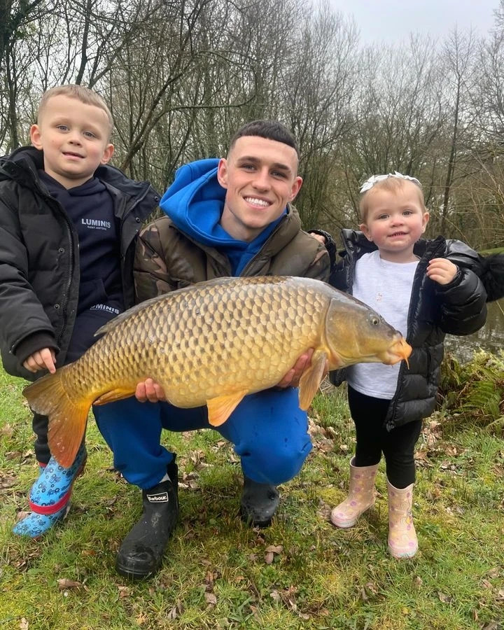  Tiền vệ cũng thường xuyên đưa các con đi cùng để truyền đam mê này của mình cho những đứa trẻ. 