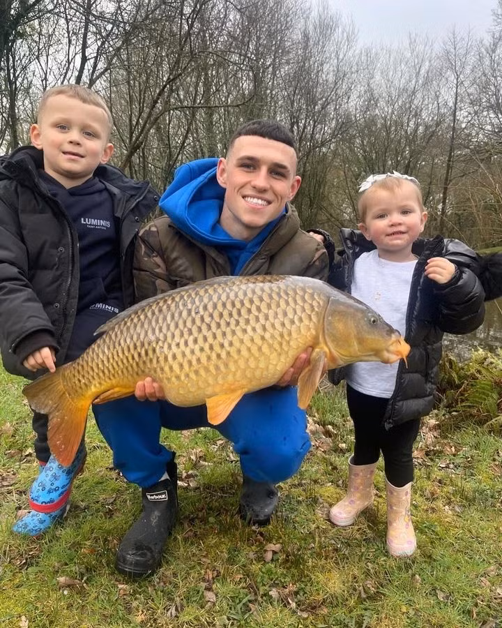  Tiền vệ cũng thường xuyên đưa các con đi cùng để truyền đam mê này của mình cho những đứa trẻ. 