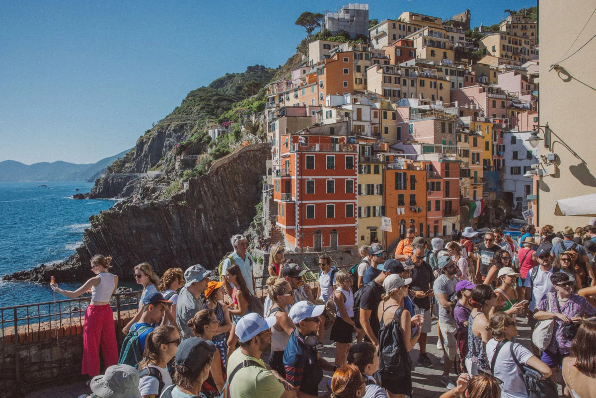 Năm 2023, Italy đón lượng khách ngoại cao kỷ lục, vượt mức trước đại dịch Covid-19. Du lịch đóng góp rất lớn cho nền kinh tế, tuy nhiên những địa điểm "hot" đang phải vật lộn để cân bằng giữa lợi ích kinh tế và quản lý dòng khách khổng lồ. Ảnh:Roberto Salomone/The Observer.