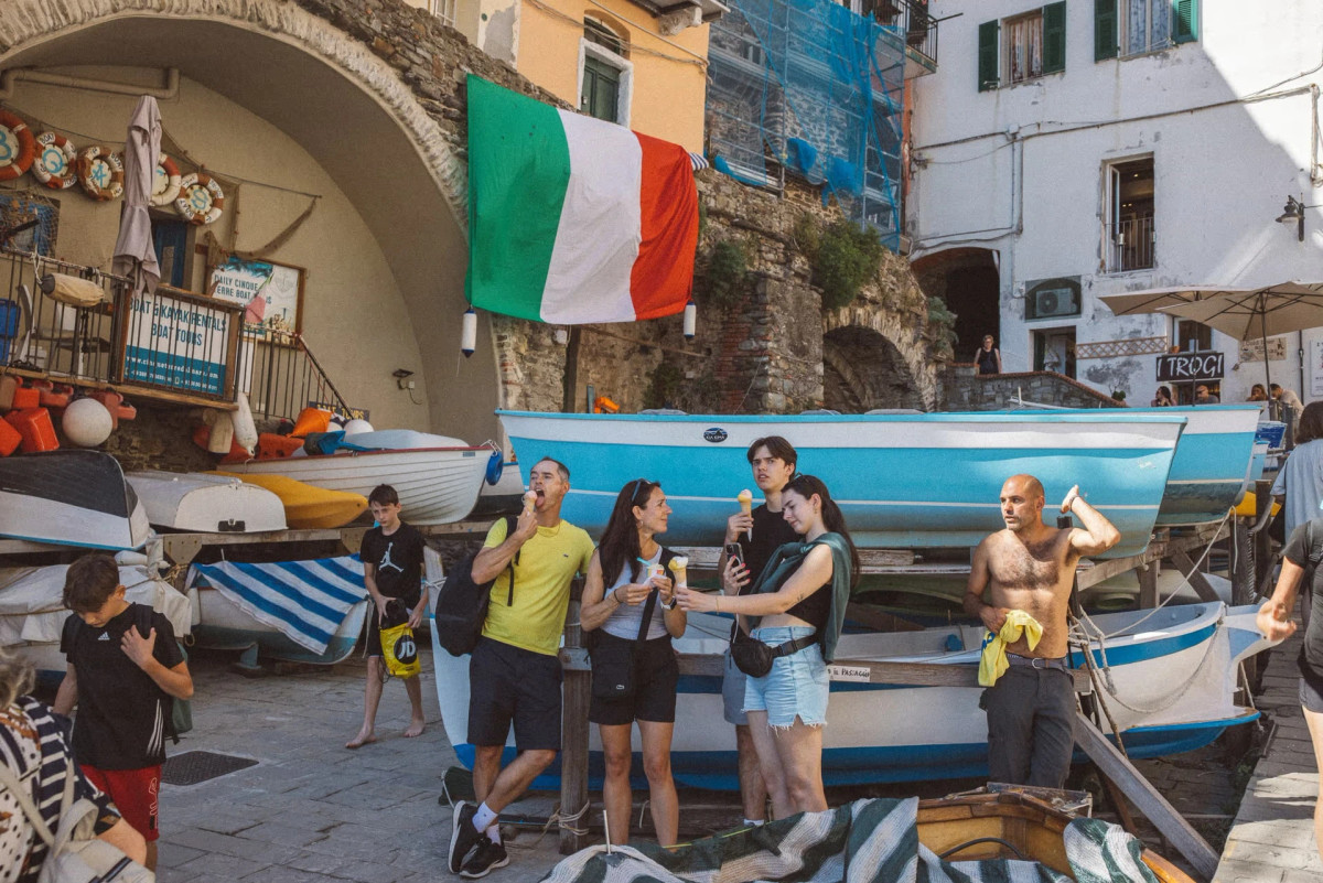 Trong khi đó, Cinque Terre cũng là một địa điểm được UNESCO công nhận là Di sản Thế giới từ 1997 với những làng chài ngoạn mục nằm trên những sườn đồi cạnh bờ biển Ligurian. Hiện các nhà chức trách địa phương đang khẩn trương để đảm bảo nơi này không đạt đến điểm tới hạn tương tự Venice. Ảnh: Roberto Salomone/The Observer.