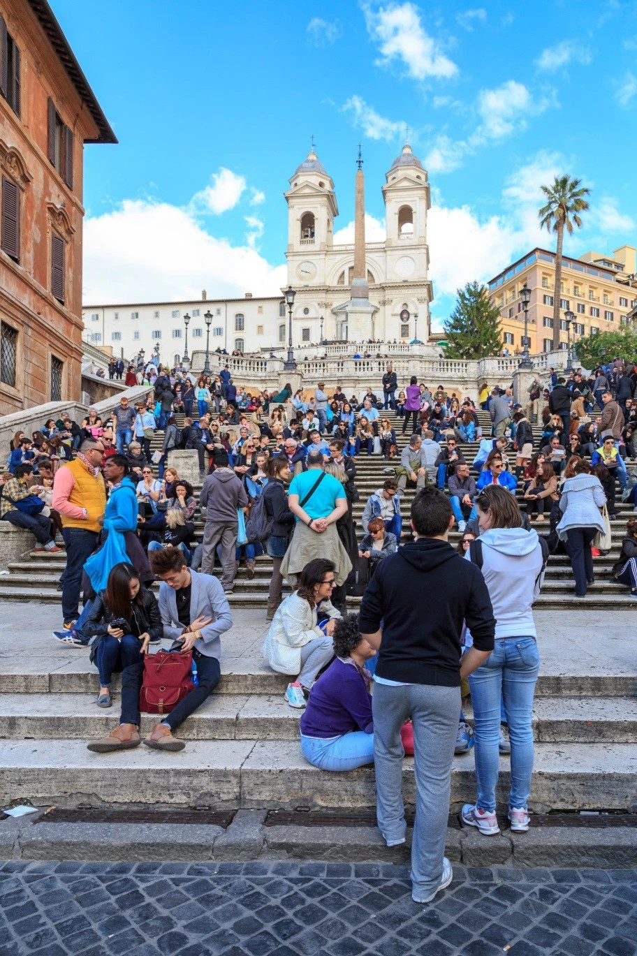 "Thách thức chính đó là làm thế nào để phân bổ du lịch trên toàn khu vực và chúng tôi cần thực hiện điều đó một cách nhanh chóng mà không gây ấn tượng rằng chúng tôi đang phản đối du khách vì đối với chúng tôi, du lịch là nền tảng", thị trưởng Fabrizia Pecunia nói. Ảnh: Kasturi Roy/Unsplash, Jannis Werner/Dreamstime.