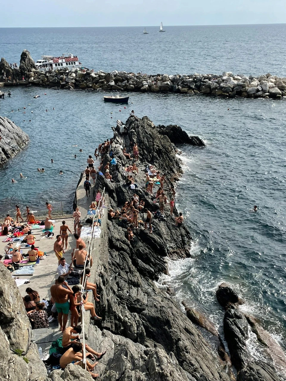 Không chỉ Manarola, nhiều địa điểm du lịch phổ biến như Venice, Bali, Alaska... cũng đang phải đối mặt với tình trạng quá tải du lịch. Ảnh: Ali Nazari/Unsplash.