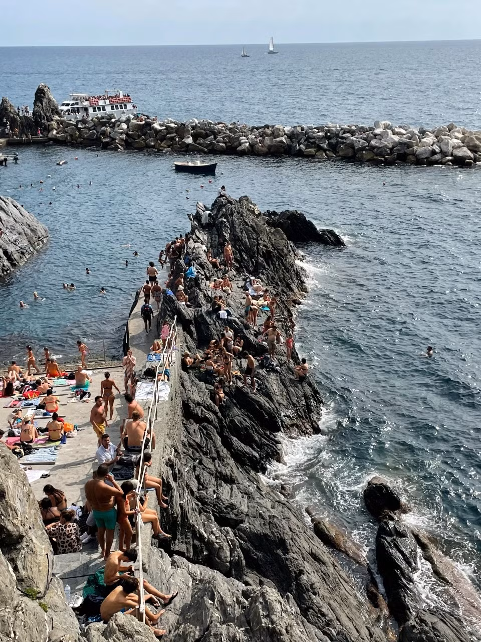 Không chỉ Manarola, nhiều địa điểm du lịch phổ biến như Venice, Bali, Alaska... cũng đang phải đối mặt với tình trạng quá tải du lịch. Ảnh: Ali Nazari/Unsplash.