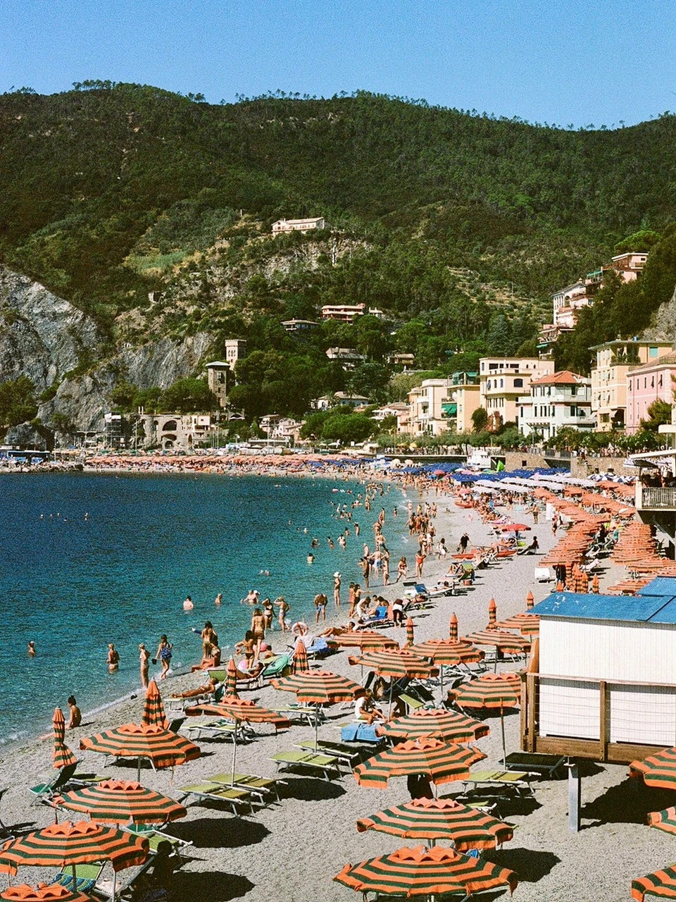 Đã có lúc dân số quanh năm ở Manarola giảm xuống còn khoảng 350 người, cư dân nơi đây có thể có một giấc ngủ trưa yên bình. Cụ Giancarlo Cielano (80 tuổi) cho biết: "Những người lớn tuổi như tôi đã quen với việc đi ngủ vào khoảng 16h, tuy nhiên sau khi có nhiều du khách đến, chúng tôi không thể ngủ được nữa. Những giọng nói văng vẳng và tiếng vali liên tục lăn trên phố khiến chúng tôi không còn nghe thấy tiếng biển".