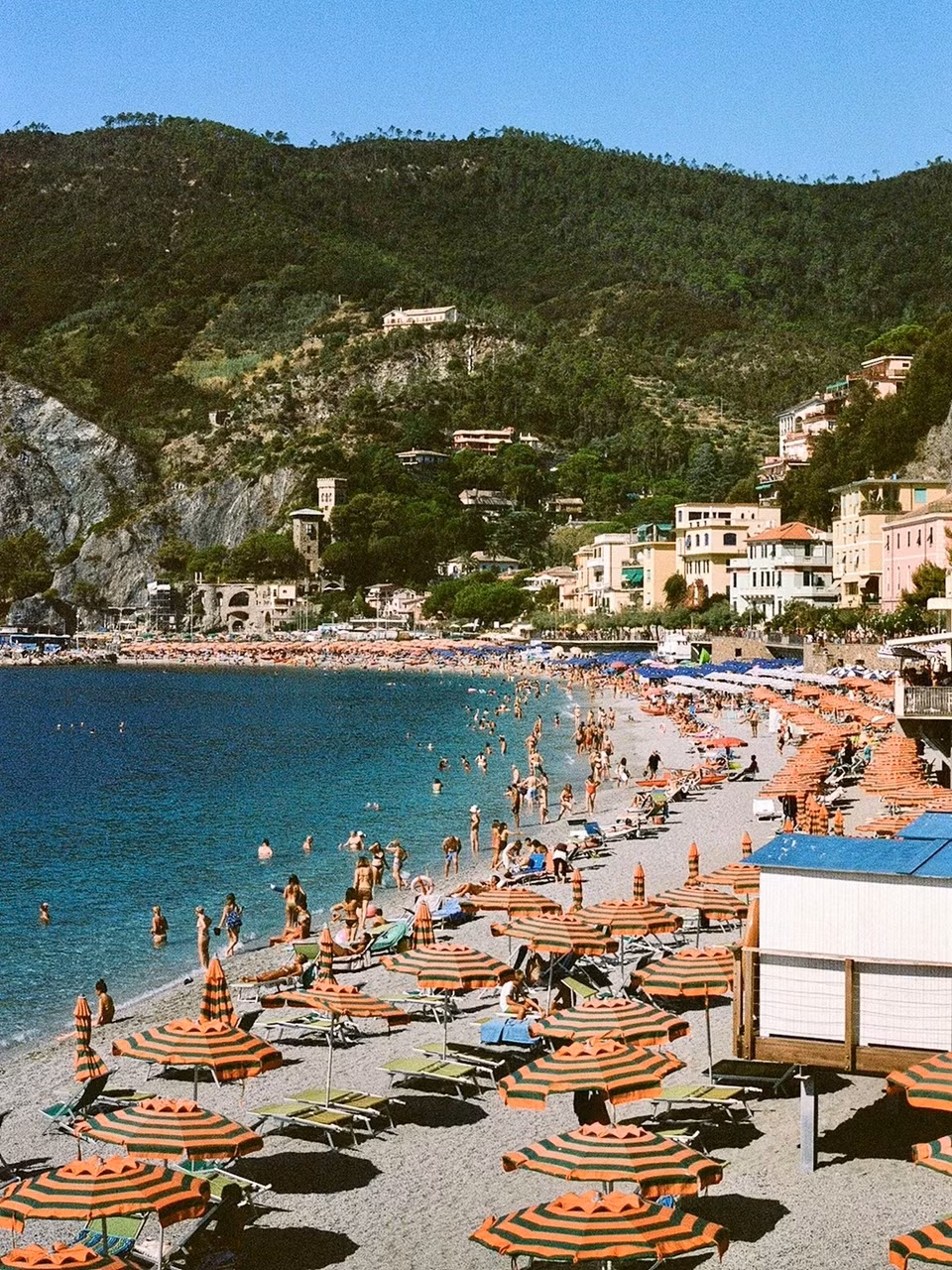 Đã có lúc dân số quanh năm ở Manarola giảm xuống còn khoảng 350 người, cư dân nơi đây có thể có một giấc ngủ trưa yên bình. Cụ Giancarlo Cielano (80 tuổi) cho biết: "Những người lớn tuổi như tôi đã quen với việc đi ngủ vào khoảng 16h, tuy nhiên sau khi có nhiều du khách đến, chúng tôi không thể ngủ được nữa. Những giọng nói văng vẳng và tiếng vali liên tục lăn trên phố khiến chúng tôi không còn nghe thấy tiếng biển".